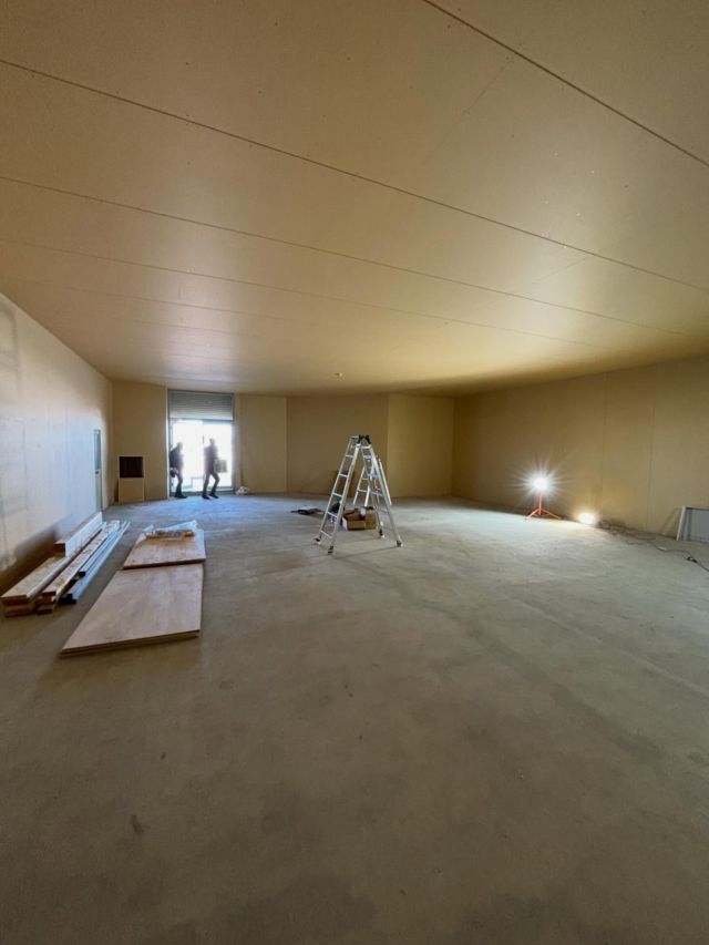 【テナント工事も】
こんにちは、アインビルド株式会社です。

テナント改修工事も進捗しています！
シルバー色の部材はＬＧＳや軽量鉄骨と言われる部材です。
加工が容易で工期短縮もできます。
工期は３週間くらいとスピードを求められる現場となっています。

職人さんたちの丁寧な作業で、現場は日々カタチになっています。
完成まで引き続きご紹介していきます！

想いをカタチに
Einbuild株式会社

#Einbuild
#アインビルド
#十勝
#音更
#テナント改修工事